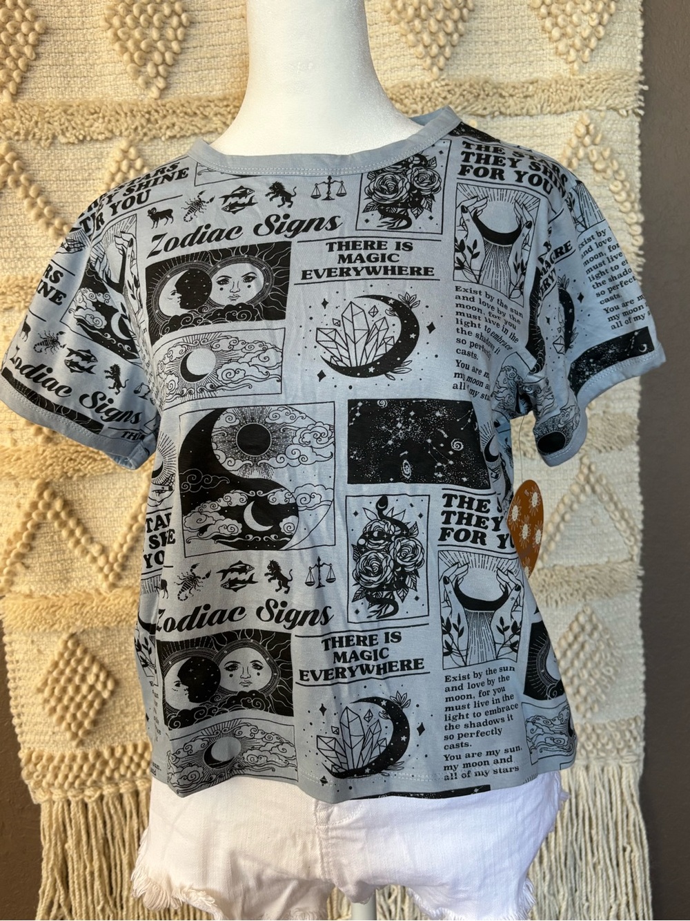 Vibe N Women’s Gray Blue Celestial Graphic T-Shirt Size M